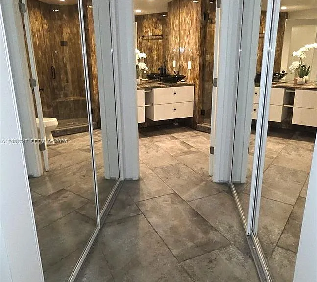 300 S Pointe Dr #908 — Photo 16