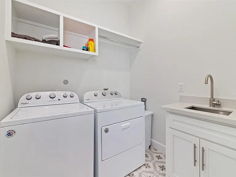 710 Delano St #A — Photo 24