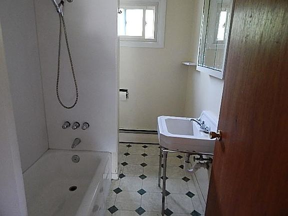 5th image of 411 Essex St APT 4