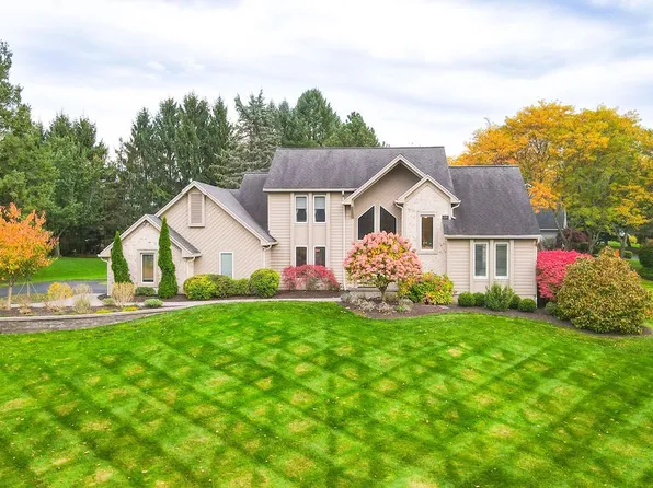11 Chablis Dr, Fairport, NY 14450