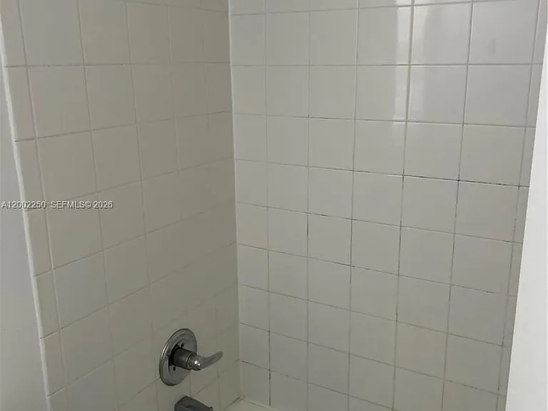 300 Sunset Dr #5 — Photo 7