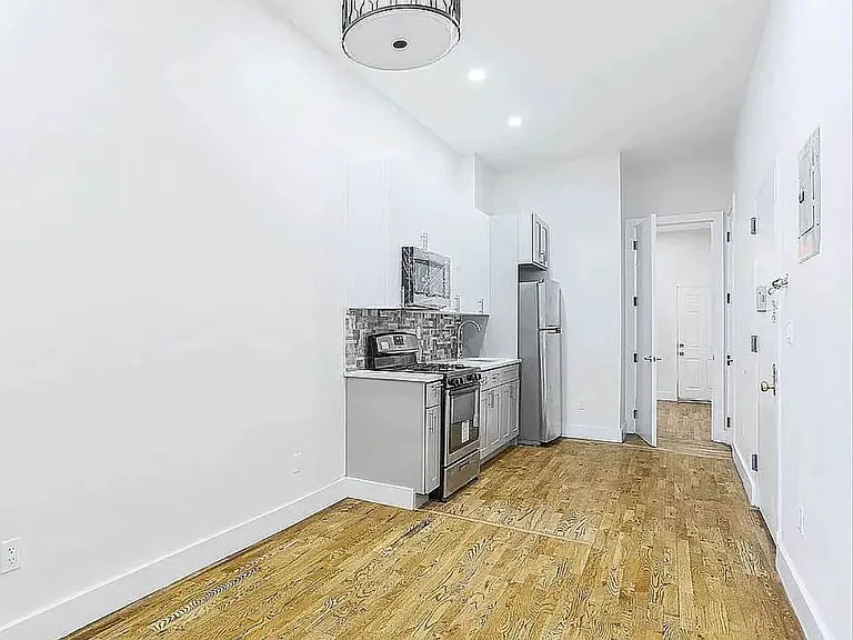 352 Melrose St #1R — Photo 4