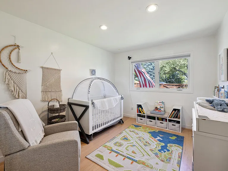 Guest / children's bedroom