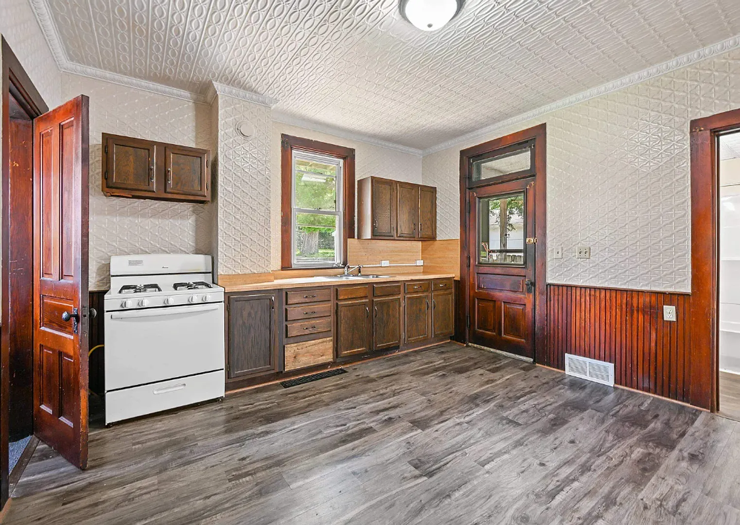 4 bedroom 2 bathroom unit that is fully renovated. — Photo 3