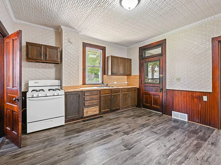 2508 Windsor Ave — Photo 3