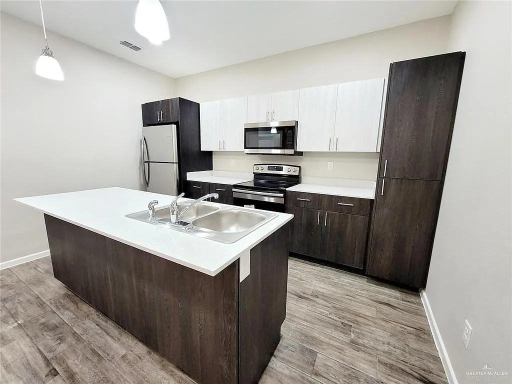 3 bed, 2.0 bath, 1078 sqft, $1,195 — Photo 4