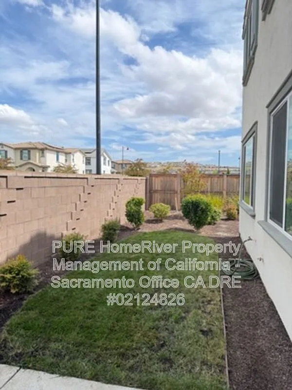 3 bed, 2.5 bath, 1828 sqft, $2,995 — Photo 2