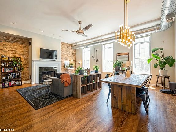 3rd image of 1001 N Paulina St APT 2