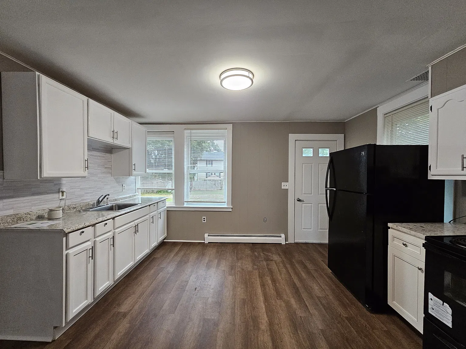 2 bed, 700 sqft, $1,400 — Photo 2