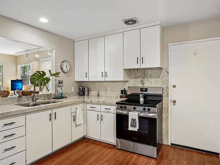 43435 Illinois Ave — Photo 10
