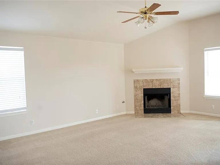100 Lightfoot Ct — Photo 2