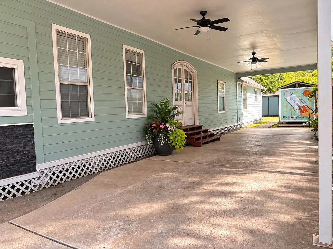 2 bed, 2340 sqft, $1,400 — Photo 2