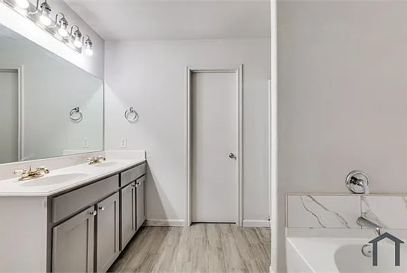 320 Mesa Verde Way — Photo 1