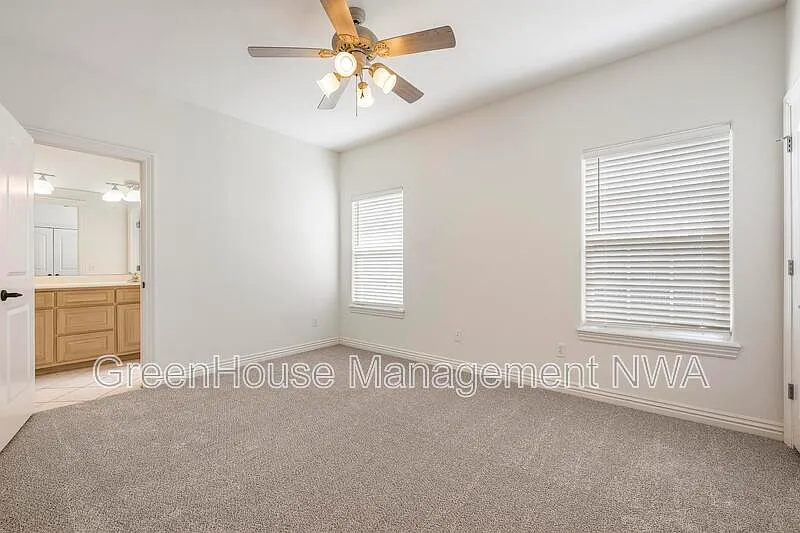 4 bed, 3.0 bath, 2311 sqft, $2,640 — Photo 4