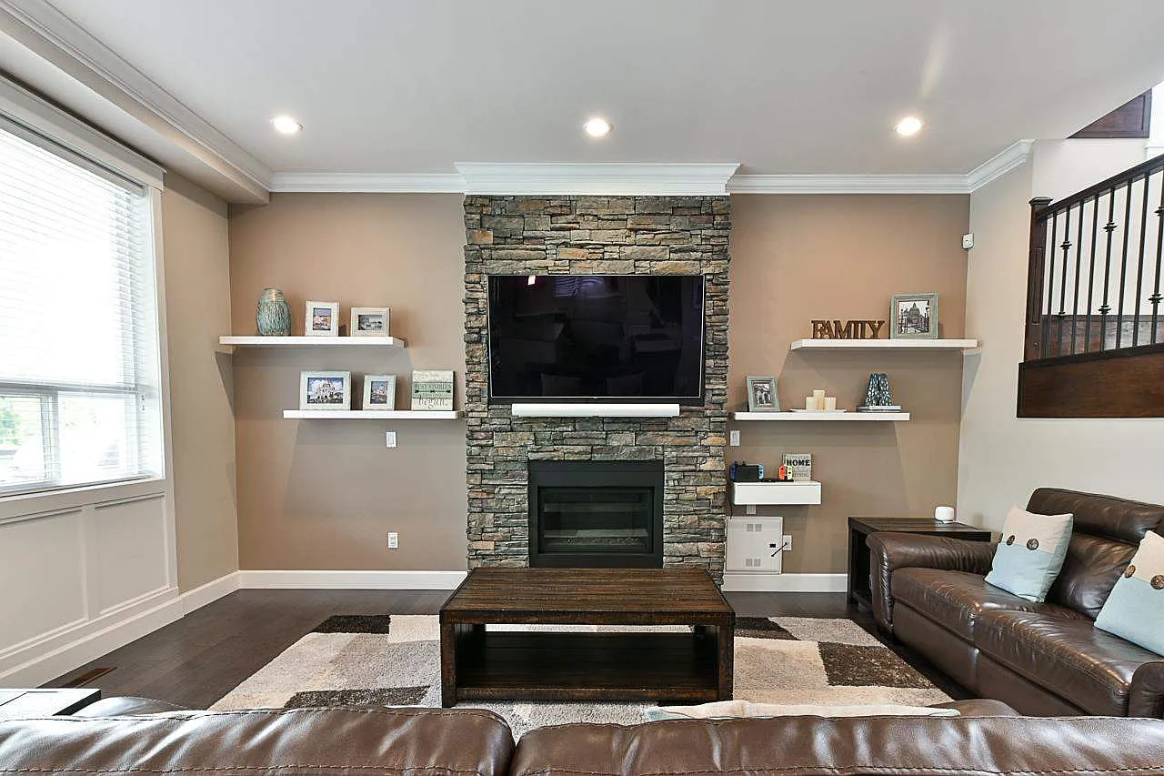 5 bed, 2.5 bath, 2500 sqft, $4,300 — Photo 4