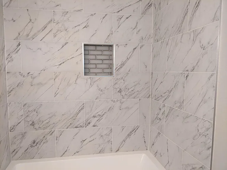 Shower/bathtub in main bathroom