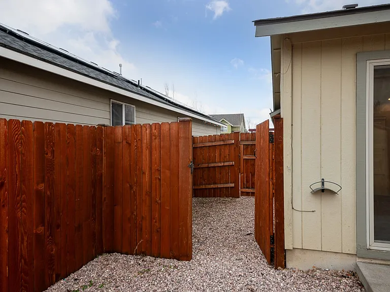 953 SW 25th Ln — Photo 31