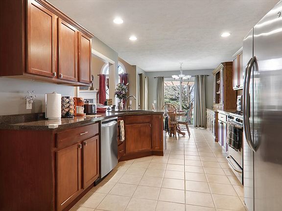 4th image of 2219 Bracebridge Rd