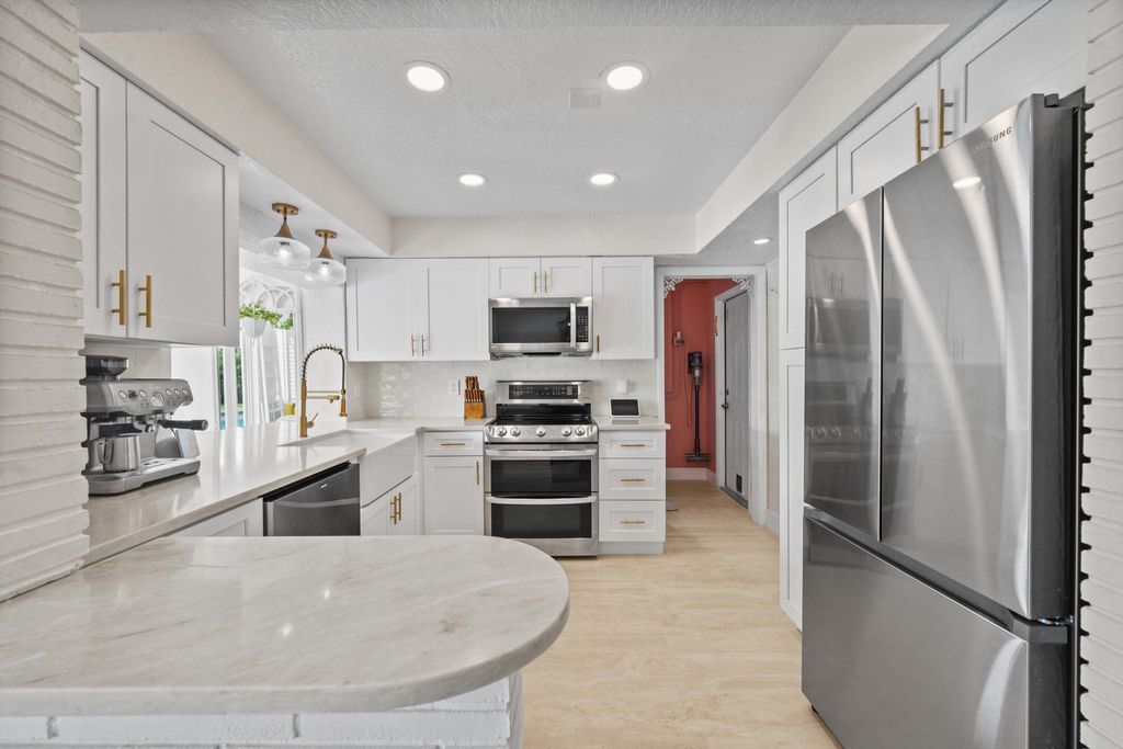 160 SE 9TH Street, photo 8