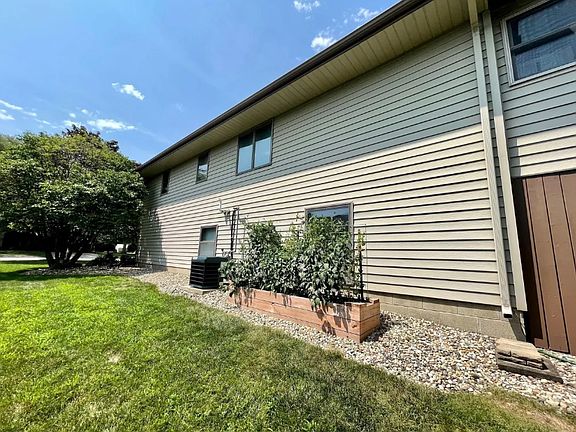 3rd image of 1918B Bayview Dr
