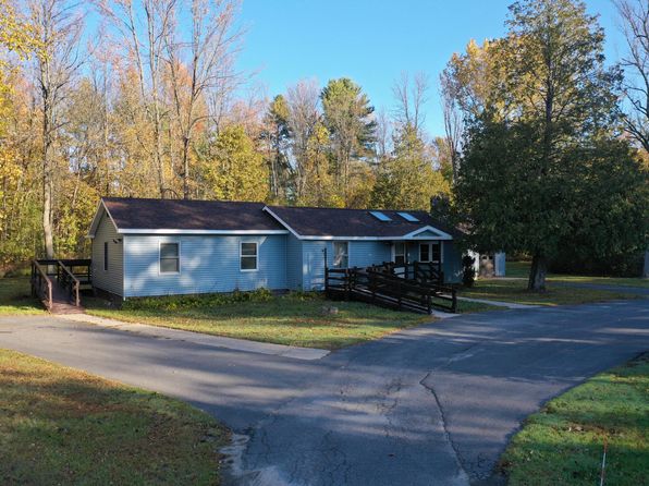 665 Point Rd, Willsboro, NY 12996