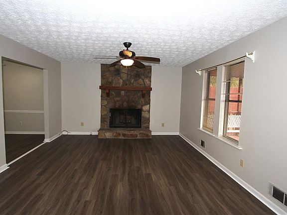 4th image of 215 Little Brook Ln