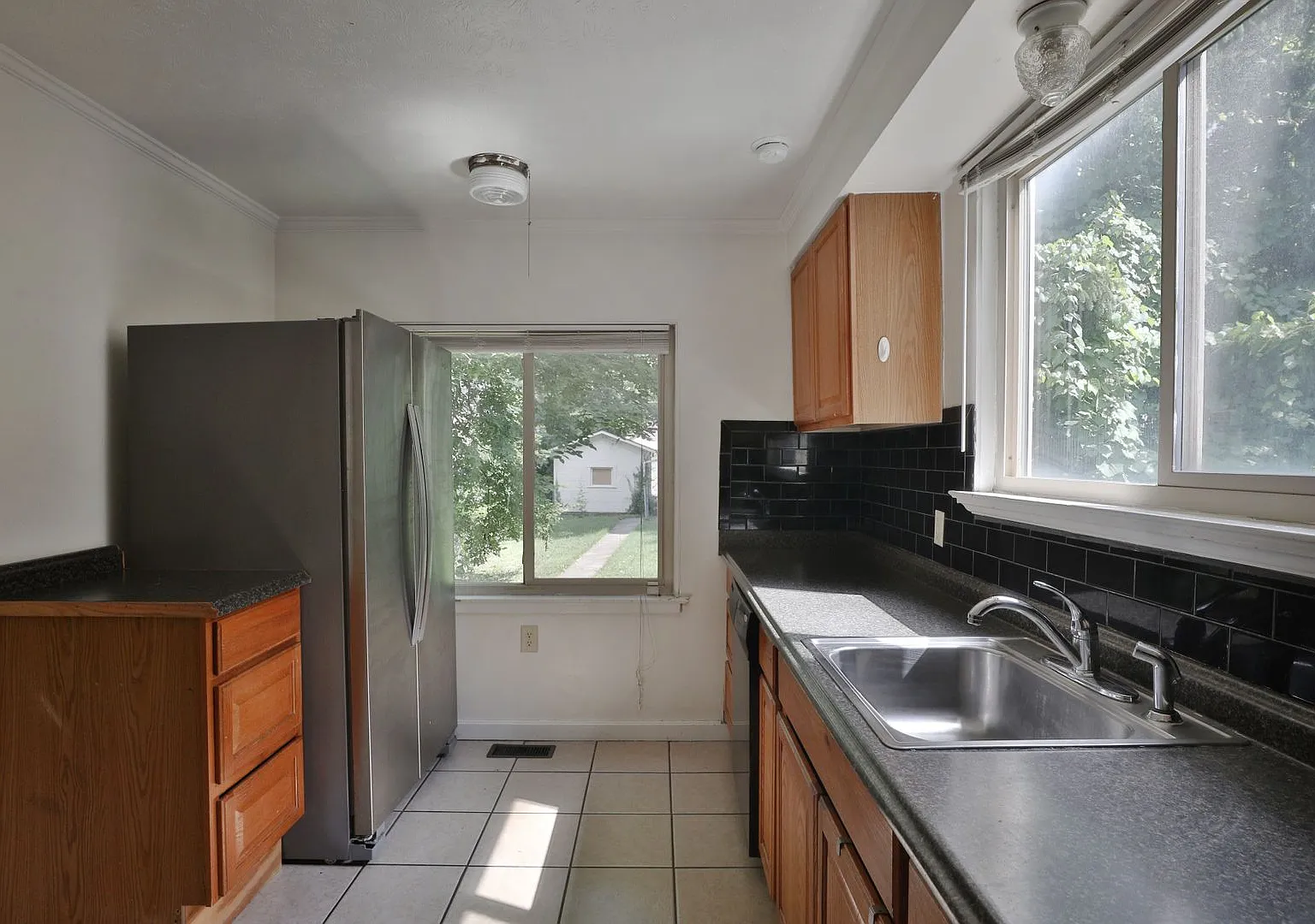 5br,1.5ba, FREE off-street parking, huge front porch, central AC, big backyard, recently remodele... — Photo 4