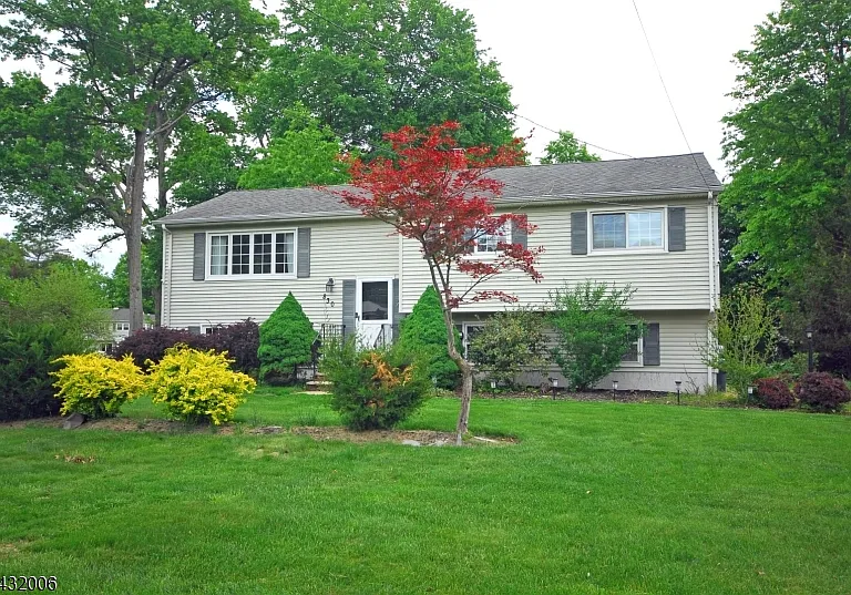 830 E Meadow Dr — Photo 2