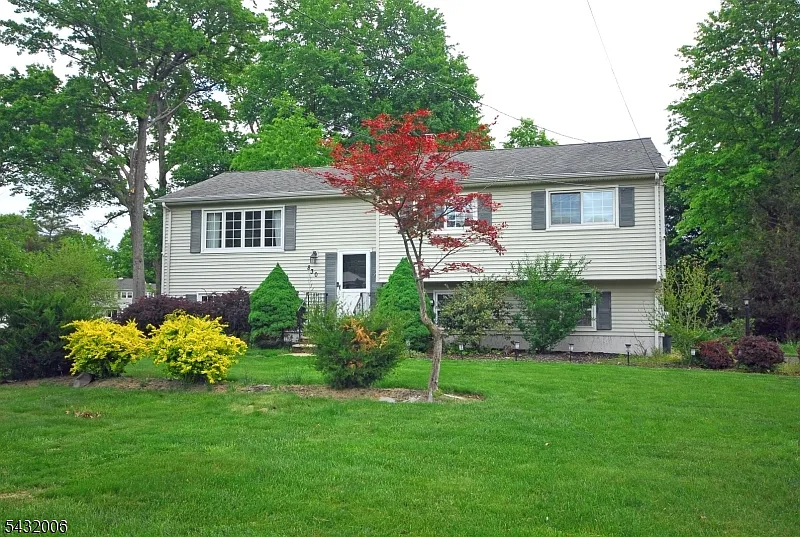 Building Photo - 830 E Meadow Dr