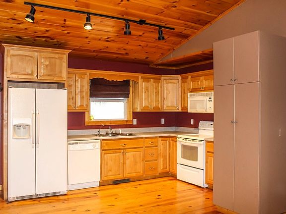3rd image of 810 Riverview Dr