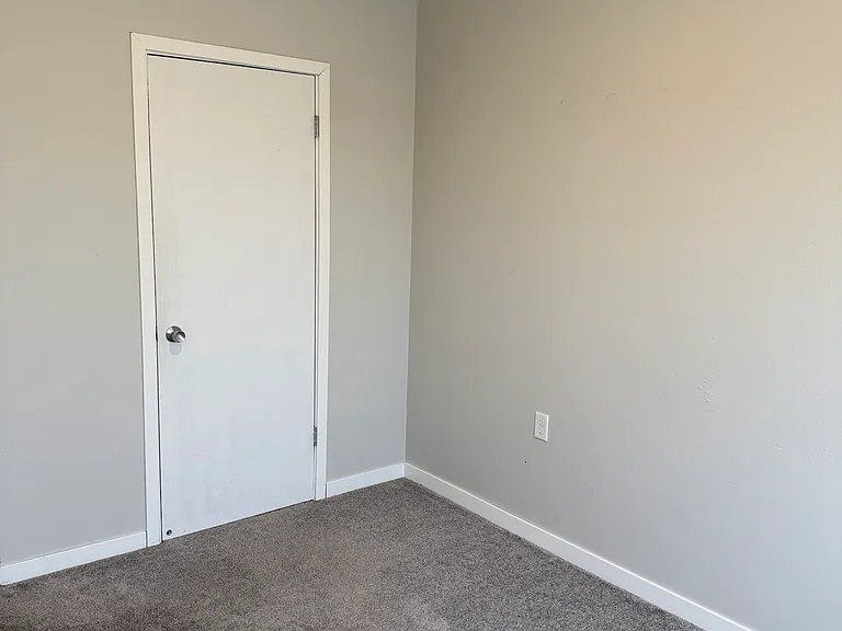 325 E College St #S — Photo 19