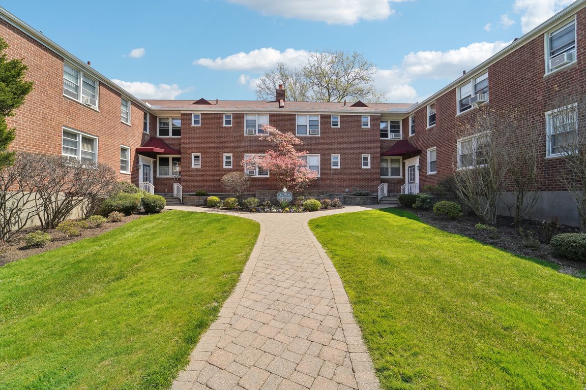 Bryant Cres-2304-002.jpg