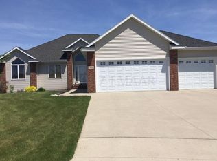 909 Maple River Ct, Mapleton, ND 58059