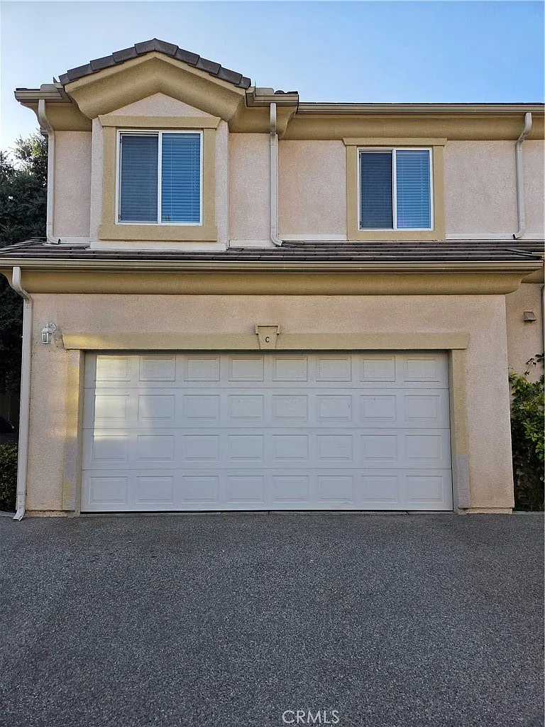 3 bed, 1300 sqft, $3,300 — Photo 2