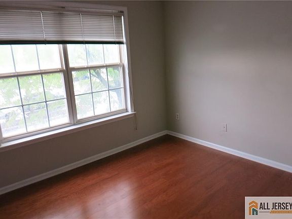 4th image of 1123 Waterford Dr