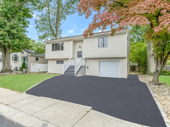 878 Udall Road, West Islip, NY 11795