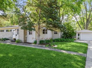 16383 W Arlington Dr, Libertyville, IL 60048