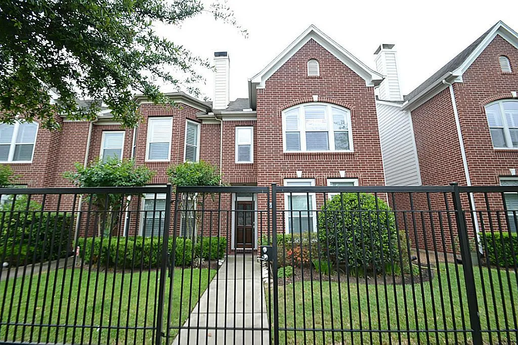 3 bed, 2.5 bath, 2152 sqft, $2,800 — Photo 2