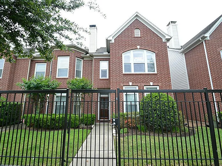 722 Memorial Heights Dr — Photo 2