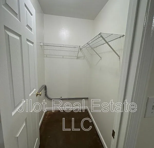 105 Dancing Fox Rd #B — Photo 10