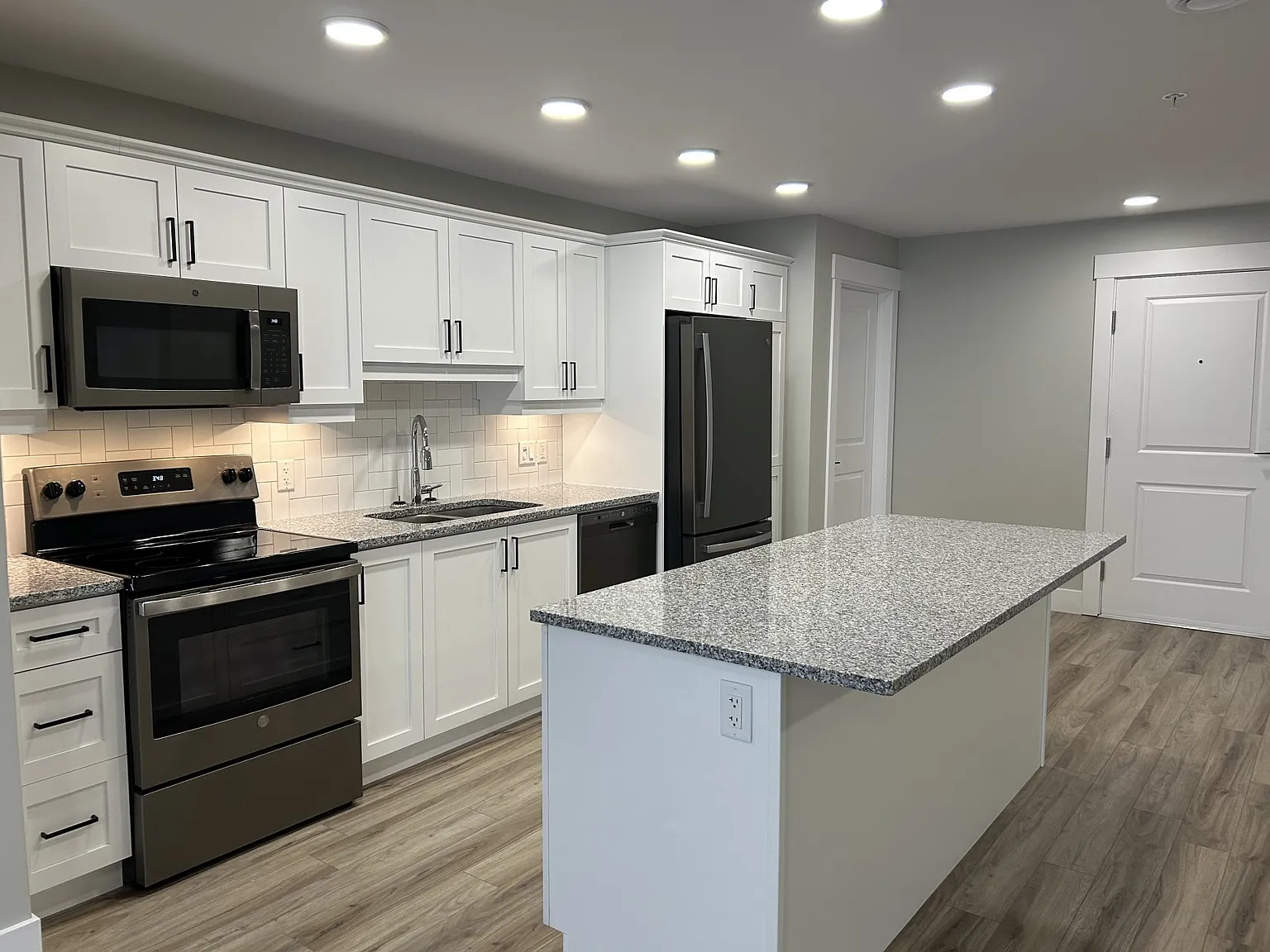 2 bed, 1300 sqft, $1,925 — Photo 3