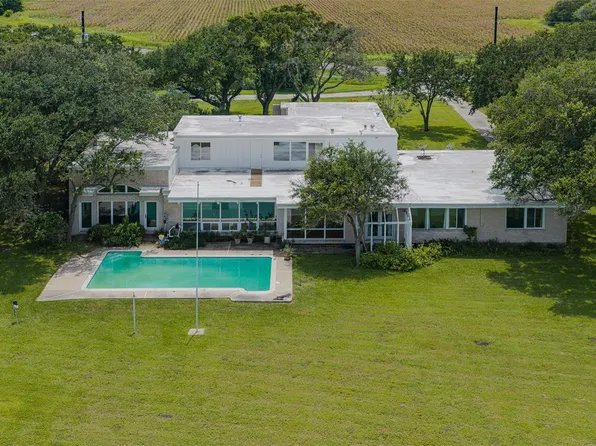 1700 S Virginia St, Port Lavaca, TX 77979