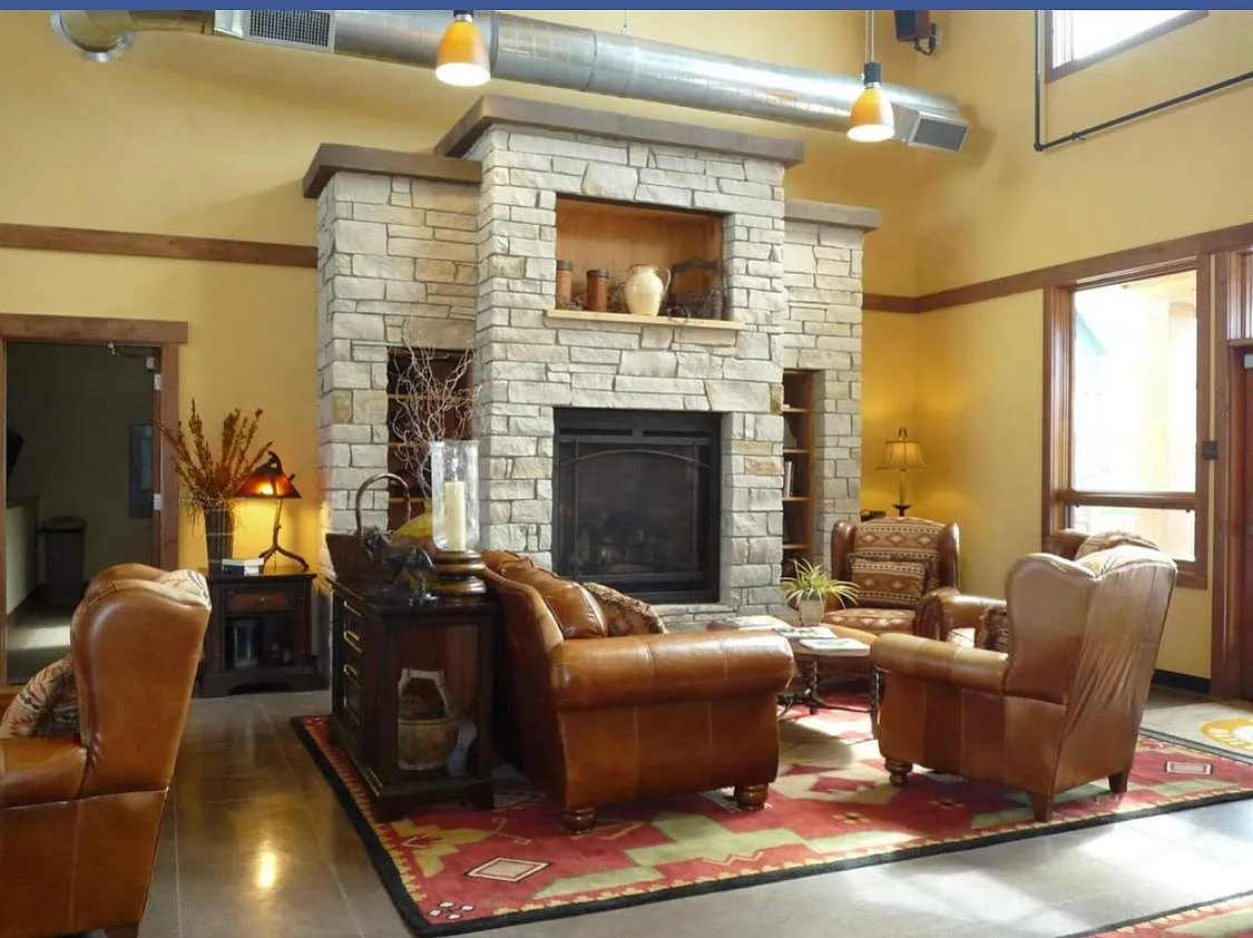 2474 Shenandoah Dr — Photo 2