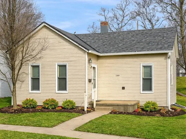 1215 E 4th St, Maryville, MO 64468