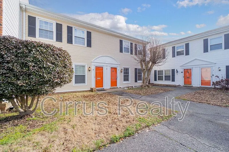 3 bed, 3.0 bath, 1300 sqft, $1,695 — Photo 2