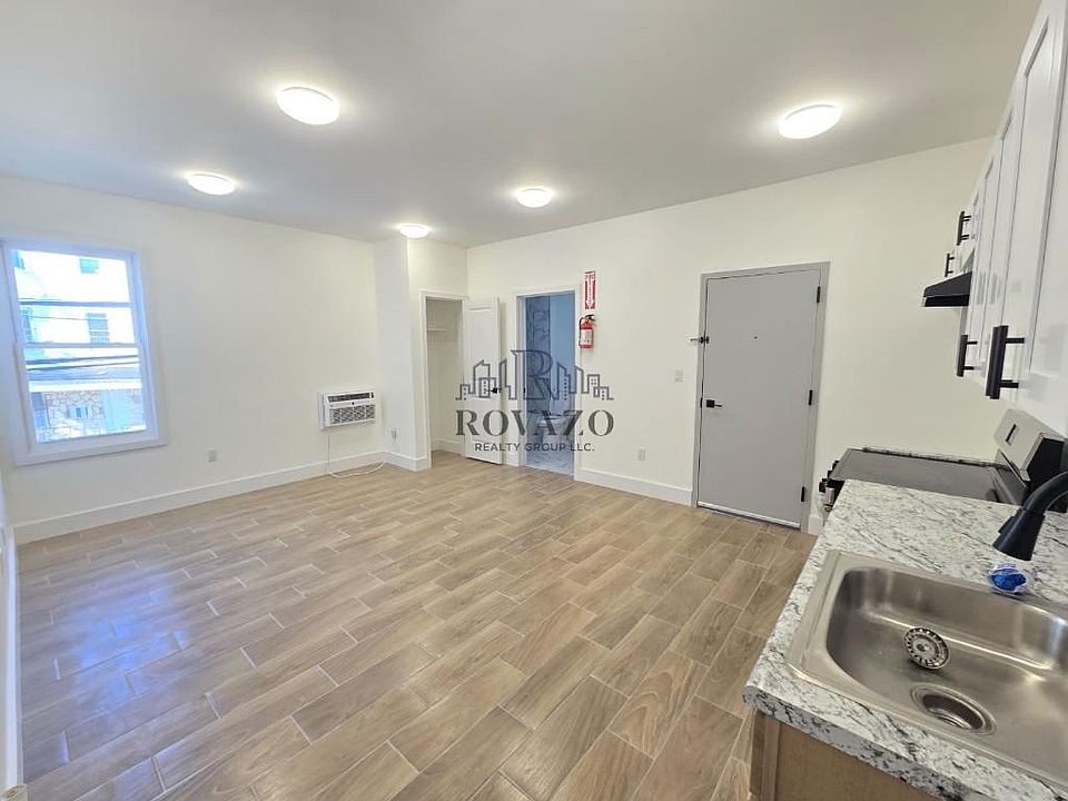 2nd image of 634-635 15th Ave #7