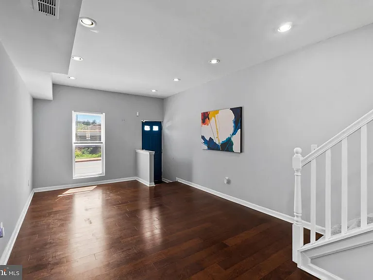324 Oldham St — Photo 4