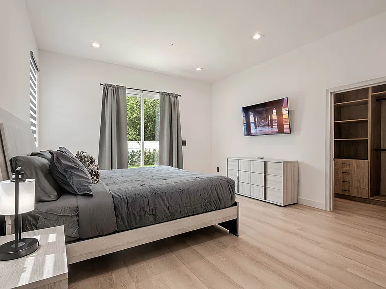 13516 Hamlin St — Photo 35