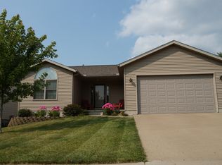 7019 Cresthill Dr, Davenport, IA 52806