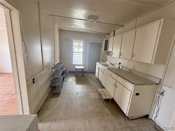 4th image of 340-342 N Rutland St